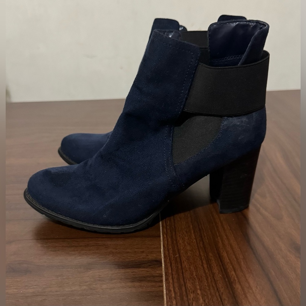 Navy Blue Suede 3 in High Heel Boot, Attention size 8 with elastic bands & stud - Picture 3 of 6